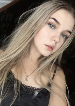 Andrea Flores 8