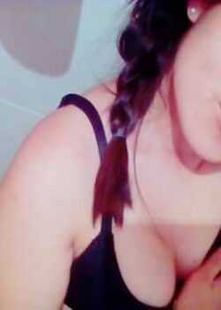 Camila Prieto – Mostrando Las Tetas 6