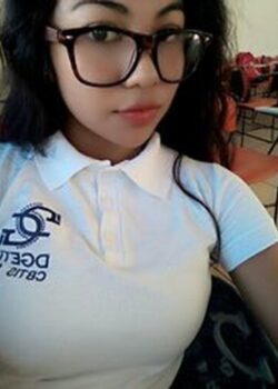 Colegiala tetona enseña todo 4