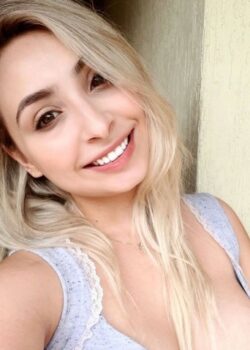 Natalia Rubia Brasileña Mostrando Panocha 2