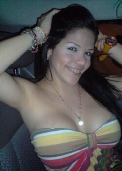 Emma Putita Mostrando Las Tetas 3