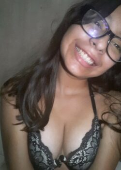 Kylie Ber Morrita Mostrando sus Pequeñas Tetas 6