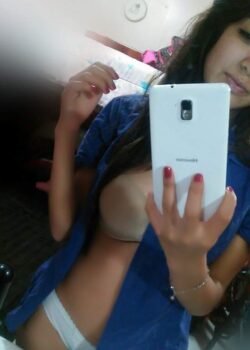 Angelina Mostrandose Su Rico Cuerpo 3