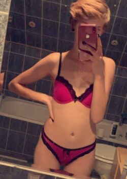 Tierna Jovencita Pelirroja De Cabello Corto 1