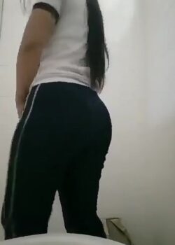Morrita Masturbandose En Baño Del Colegio 1