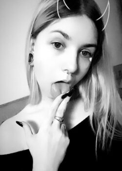 Agustina Diablita de Tetas Pequeñas 7