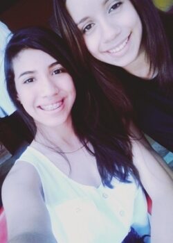 Amigas Lesbianas Tocándose 4