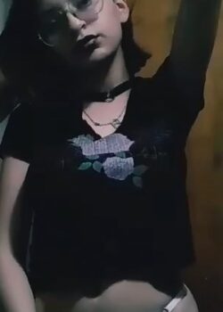 Chica De Lentes Mostrando Las Tetas 4