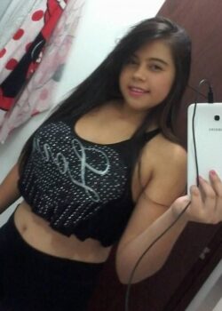 Gordibuena Colombiana Mostrando las Tetas 1