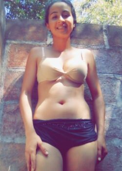 Tierna Morrita Colegiala Mostrando Tetas 8