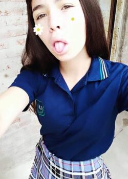 Victoria Colegiala Mostrando Los Pechos 3