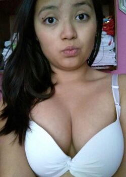 Gordita Mostrando Tetas 1