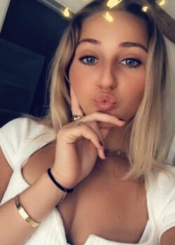 Annie Kurnick Rubia Exquisita Mostrando Tetas 3