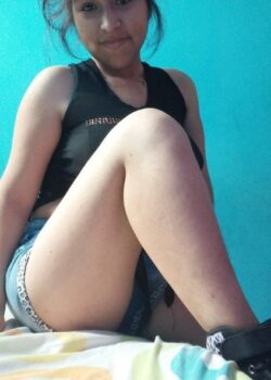 Yasmina Putita de Barrio Mostrando Tetas 5