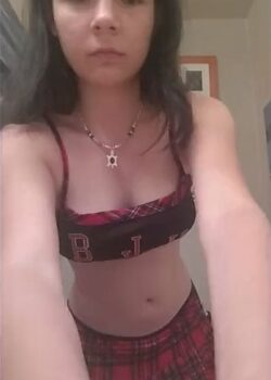 Morrita Masturbandose Antes de Una Ducha - Video 6
