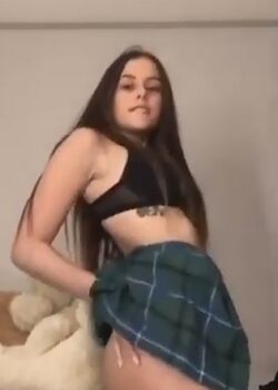 Colegiala Masturbandose con el Uniforme Puesto - Video 2