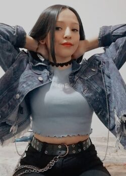 Sandy Rodriguez Pequeña Rockera Mostrando Tetas 1