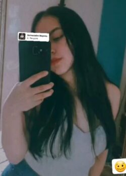 Daniela Ayala Tomandose un Selfie 1