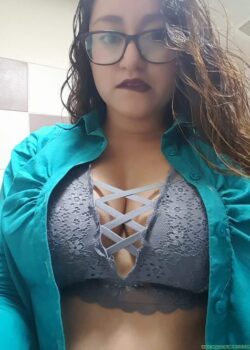 Liseth Rica Gordibuena de Lentes Mostrando Ricas Tetas 5