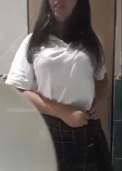Colegiala Desnudándose y Masturbándose Para Su Amigo - Video 6