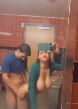 Pareja Se Graban Follando En Un Baño Publico - Video 4