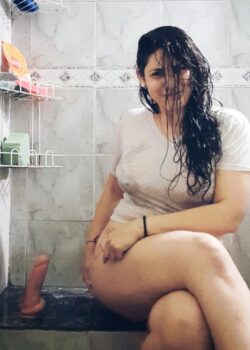 Puta Culona de Poringa Masturbandose con Enorme Pija de Plástico 1