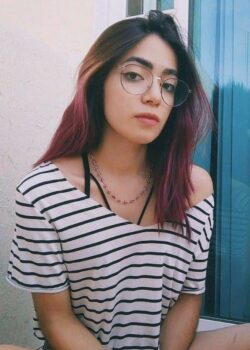 Yani Flaca Exquisita de Lentes Mostrando Chichis 4