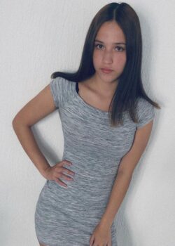Dafne Guerrero Jovencita de Ojos Bonitos Mostrando Chichis 4