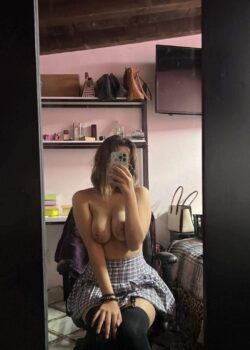 Morrita llega a su orgasmo mientra se masturba 4