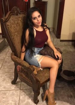 Se desnuda en casa de su Abuela 4