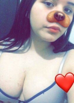 Jovencita Muy Tetona se desnuda 4