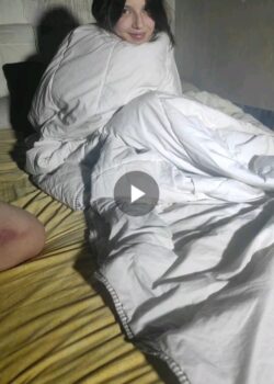 La invito a dormir y me la cojo 1