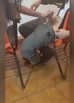 Se la sobo después de cortarle el cabello 4