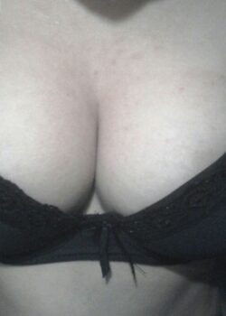 Hago una paja con mis tetas 5
