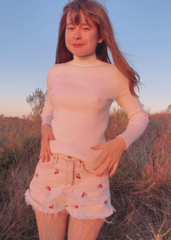 Le muestro mis tetas en el campo 3