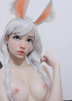 Conejita playboy se toca 1