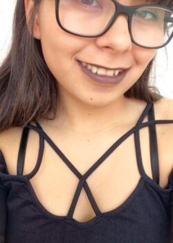 La nerd del salón me sorprendió con nudes 8