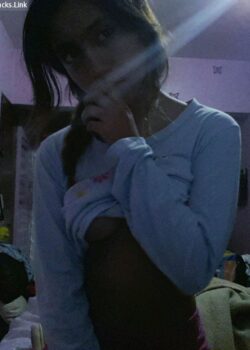 Jovencita se masturba y se hace nuds 3