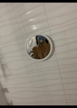 morrita desnuda en el baños pack y videos 5