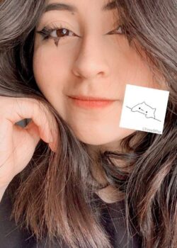 esta blanquita de lentes se desviste, enseña las tetas y se masturba mega pack 5