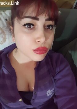 A esta morrita le encanta exhibir su clitoris 8