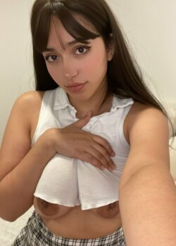 Laura pendeja culona enseñando las tetas + videos 6