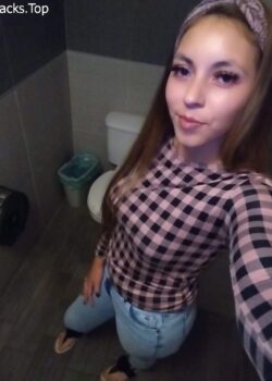 Morrita enseñando su rica conchita en nudes 4