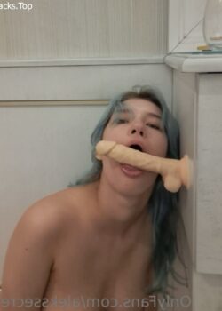 Morrita peli azul se masturba en videos 5