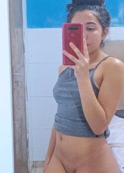 Culoncita metiéndose los dedos y grabándose 6